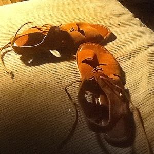 Toms leather nwob tie closure sandals